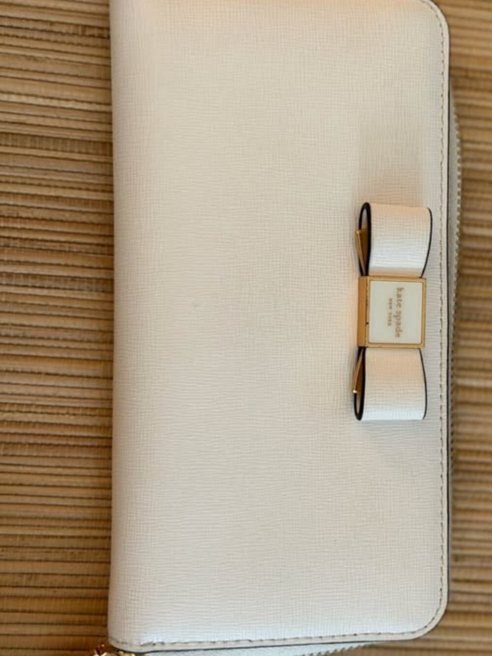 Kate Spade White Saffiano Leather Bow Zip-Around Wallet – Excellent Condition
